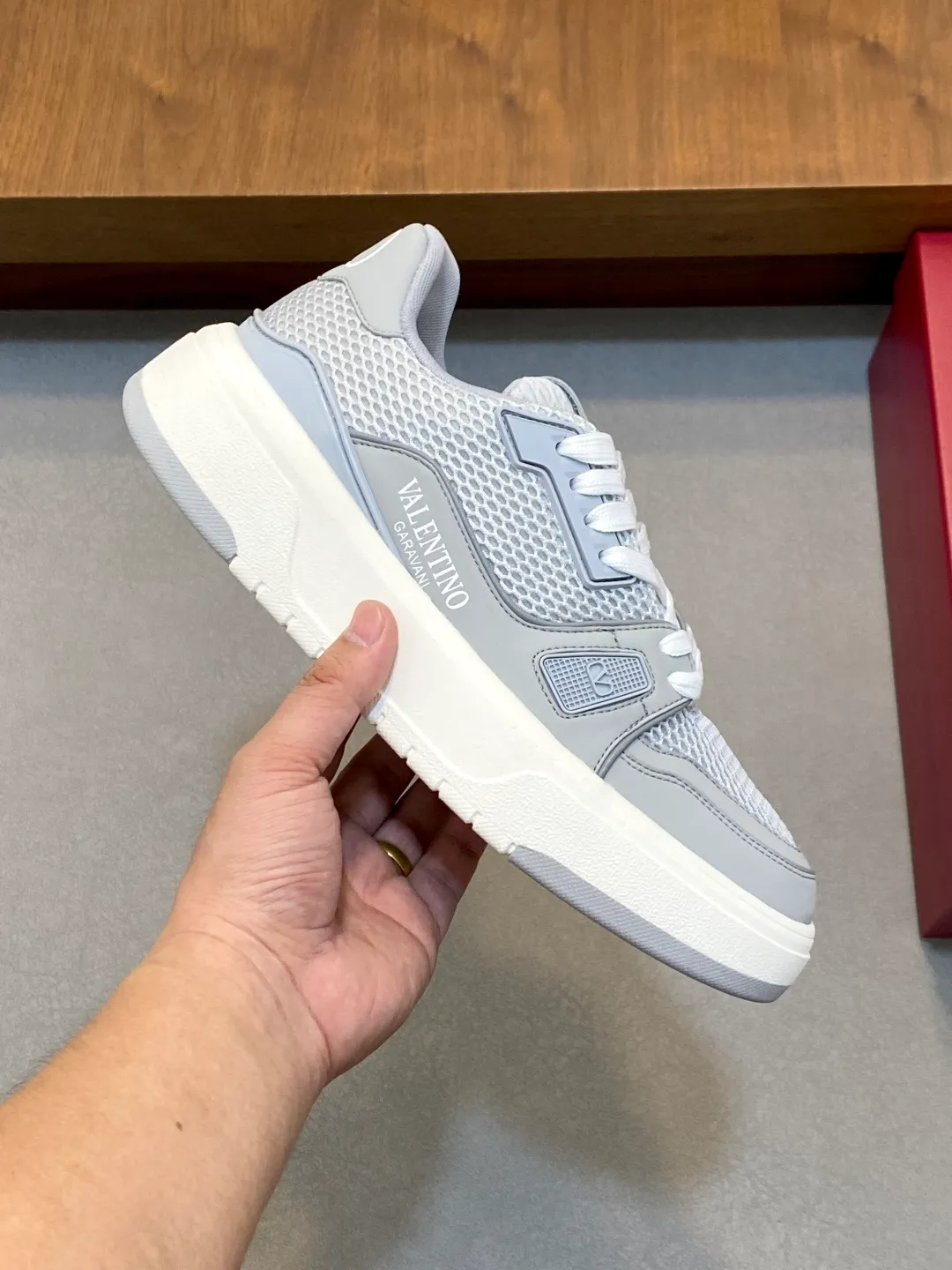 Men's shoes 💰660 Valentino/VALENTINO JOIE DE JOUER couple's low-top sneakers. This sneaker is made of splicing and is decorated with rubber VLOGO SIGNATURE details on the front. The upper is punched and the tongue is decorated with VLOGO SIGNATURE. Logo, with two-color rubber outsole, suede leather fabric lining, logo cowhide insole, fashionable and elegant style, comfortable and breathable for the upper foot, full of personality, and comes with a complete set of original packaging! Code number: 39-44 (38, 45 customized)